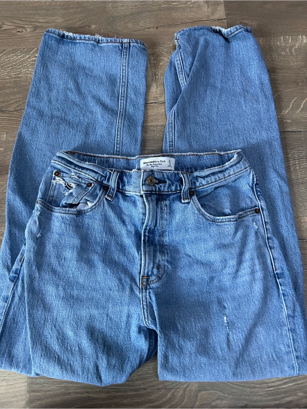 Abercrombie & Fitch Light Blue High-Rise '90s Relaxed Jeans - Picture 2 of 3